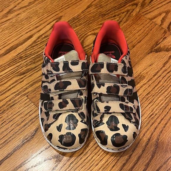 Adidas Girl’s Leopard Superstar Sneakers Size US 3 - Picture 2 of 6